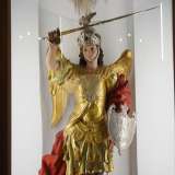 Lateralmente quattro piccole nicchie illuminate conservano alcune statue lignee tra cui quella dell�Arcangelo con corazza dorata sul petto e spada sguainata